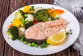 Plat diététique japonais avec du poisson maigre
