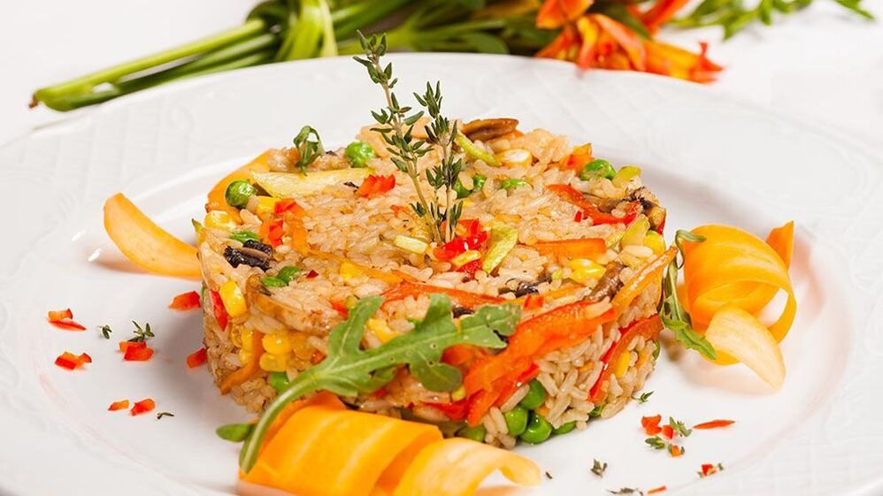 Le risotto aux légumes est le déjeuner parfait pour tous ceux qui suivent un régime méditerranéen. 