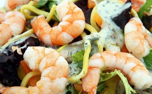 Salade de délicieuses crevettes et légumes au menu diététique Dukan