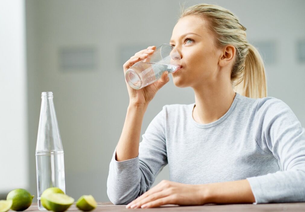 La fille boit de l'eau